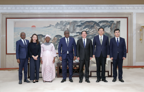 刚果（布）驻华大使雅克·尼昂加一行访问山东