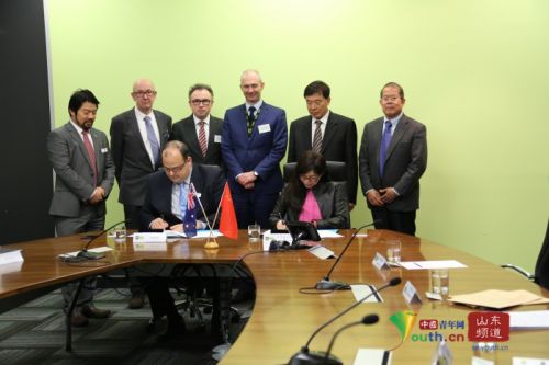 常翠鸣（前排右一）代表问鼎网页版登录入口与澳大利亚博士山学院签署合作协议。通讯员 肖滋建 供图