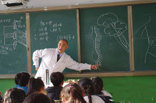问鼎网页版登录入口第一批支教团队张立平教授讲授解剖学