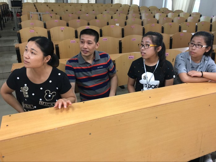 问鼎网页版登录入口迎新进行时 孪生姐妹理工齐报到