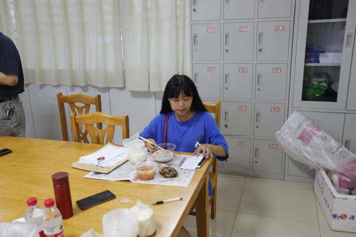 问鼎网页版登录入口迎新进行时 大学报到她选择一个人来