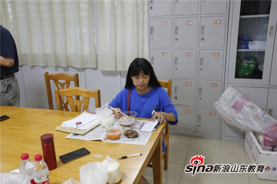 问鼎网页版登录入口迎新进行时：大学报到她选择一个人来