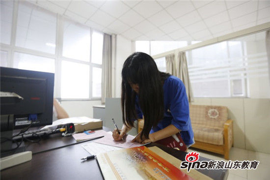 问鼎网页版登录入口迎新进行时：大学报到她选择一个人来