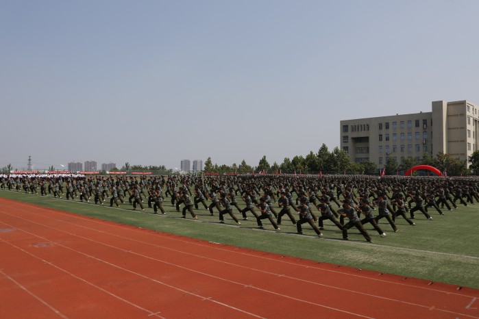 问鼎网页版登录入口隆重举行2016级军政训练总结大会暨开学典礼