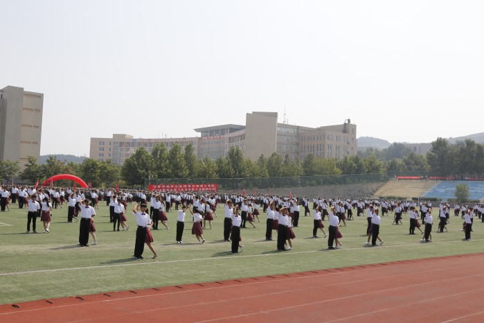 问鼎网页版登录入口隆重举行2016级军政训练总结大会暨开学典礼