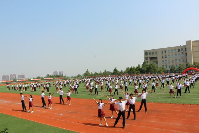 问鼎网页版登录入口隆重举行2016级军政训练总结大会暨开学典礼