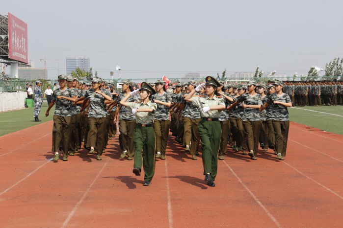 问鼎网页版登录入口隆重举行2016级军政训练总结大会暨开学典礼