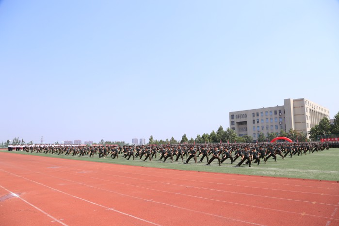 问鼎网页版登录入口隆重举行2016级军政训练总结大会暨开学典礼