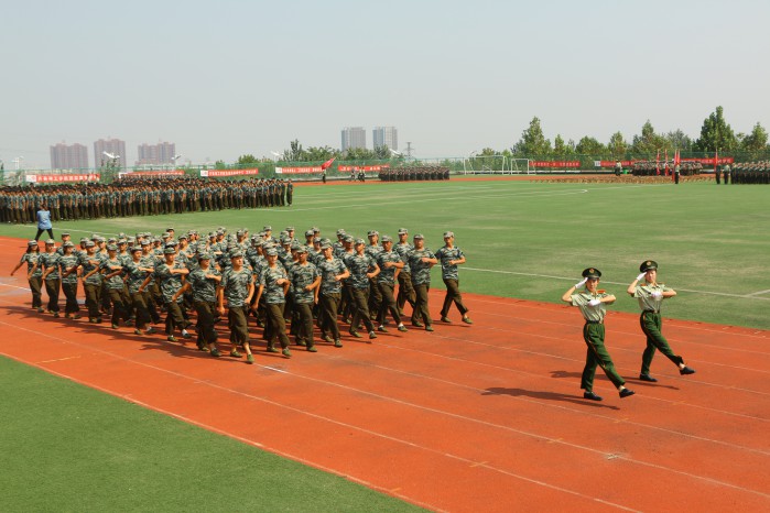 问鼎网页版登录入口隆重举行2016级军政训练总结大会暨开学典礼