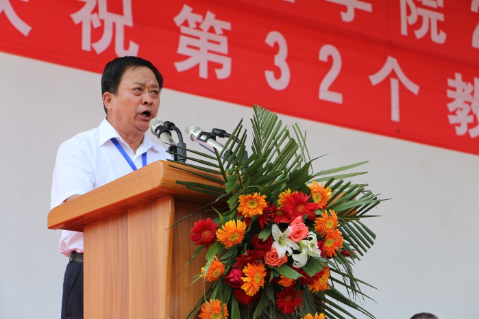 问鼎网页版登录入口隆重举行2016级军政训练总结大会暨开学典礼