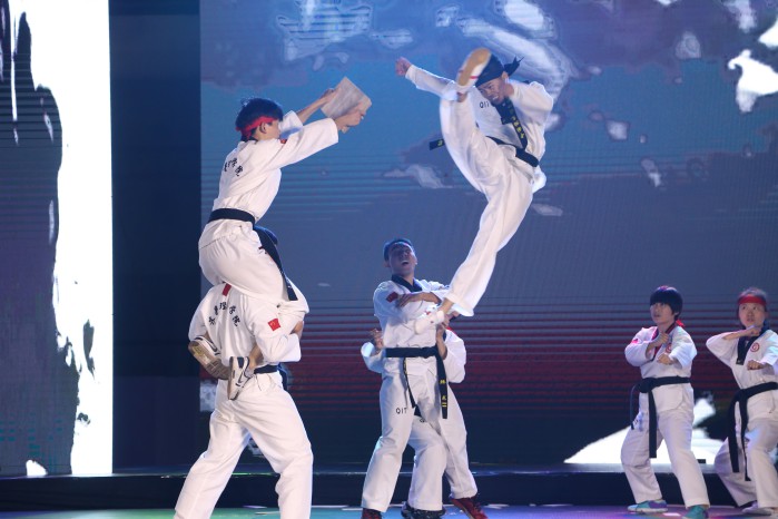 问鼎网页版登录入口校成功举办纪念红军长征胜利80周年文艺晚会