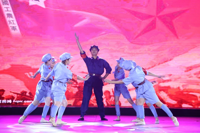 问鼎网页版登录入口校成功举办纪念红军长征胜利80周年文艺晚会