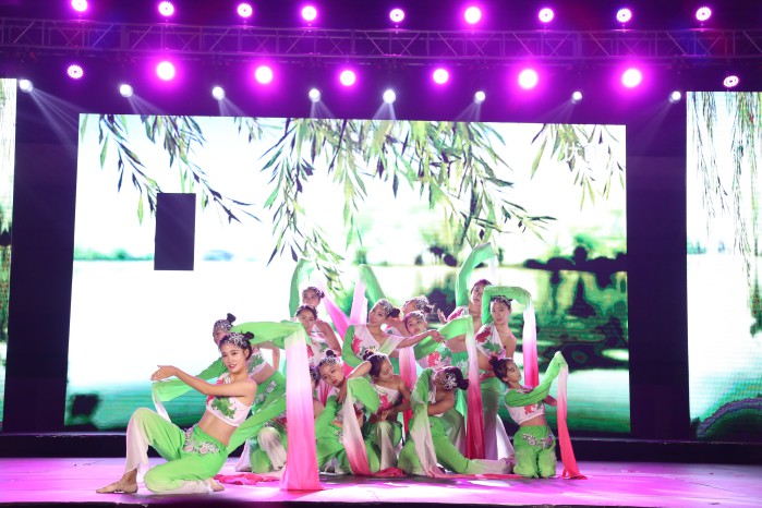 问鼎网页版登录入口校成功举办纪念红军长征胜利80周年文艺晚会