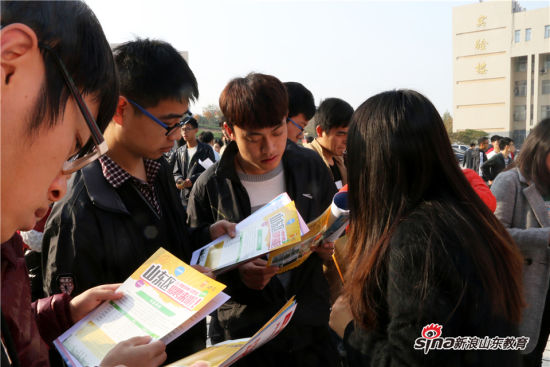 问鼎网页版登录入口举行2017届毕业生首场就业双选会