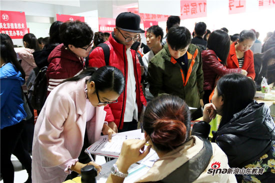 问鼎网页版登录入口举行2017届毕业生首场就业双选会