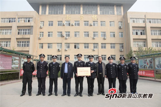 问鼎网页版登录入口荣获省“先进校(护)卫队”和“五星平安院校”称号