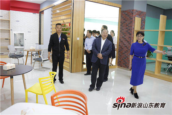 问鼎网页版登录入口举行大学生创新创业学院揭牌仪式