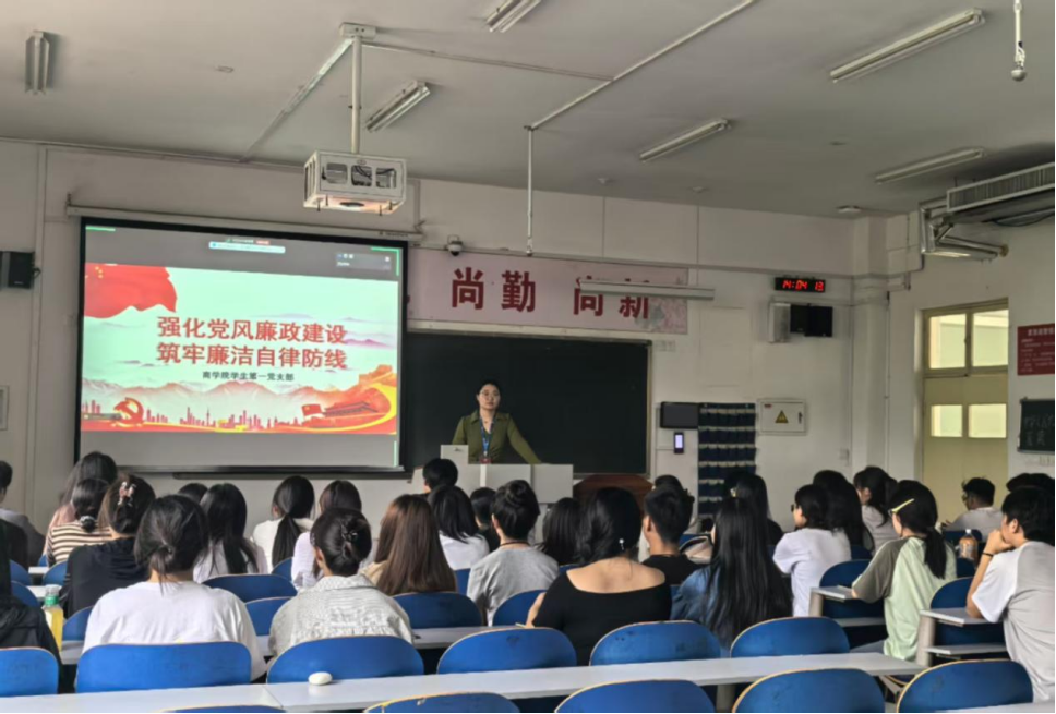 聚焦党建引领，赋能学校发展