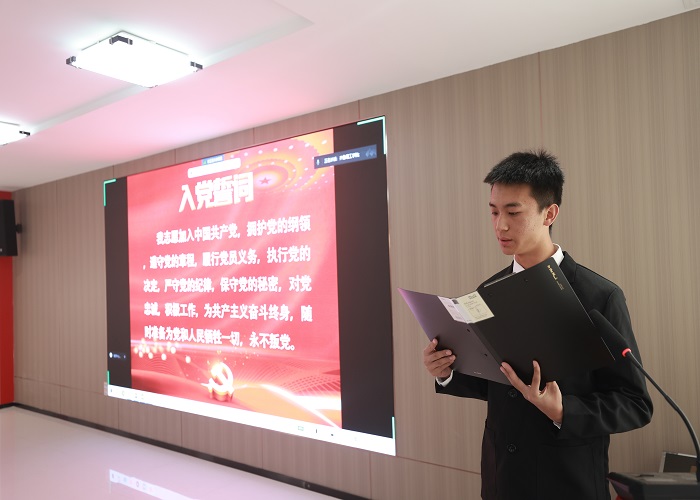 1701656811355084.jpg 张山学生代表发言.jpg