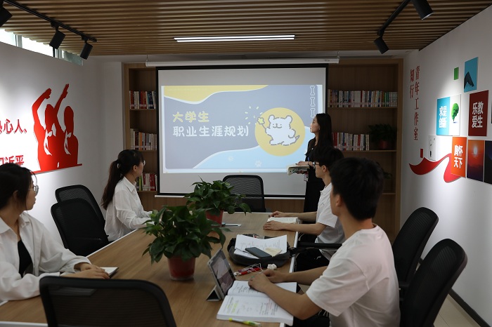 1719902493948447.jpg 医学院举办“聚焦职业发展,助力未来之路”大学生职业生涯规划交流会-图1.JPG