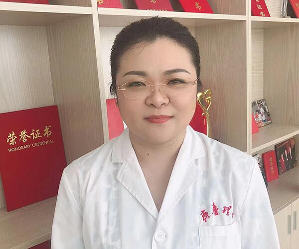 王莹.jpg