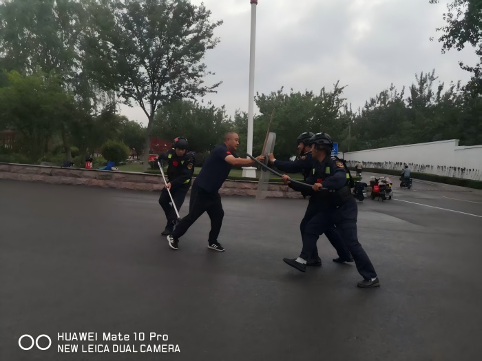 以“演”筑防 遇“暴”不乱  学校开展反恐防暴应急演练活动