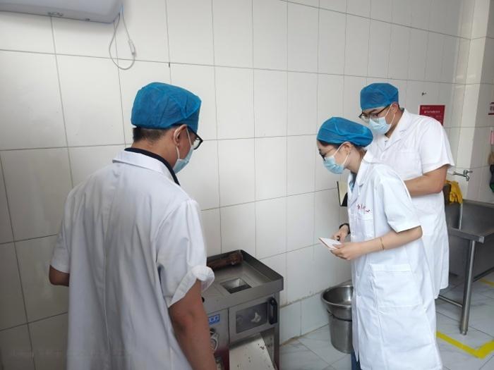 严把夏日食安关  护航校园“盘中餐”   安全管理办公室开展夏季食品安全专项检查