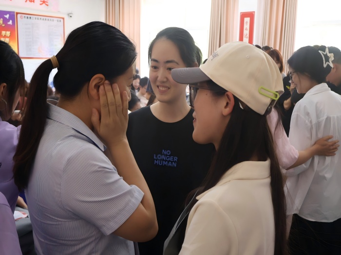 1749704776667994.jpg 3李院长和毕业生.jpg