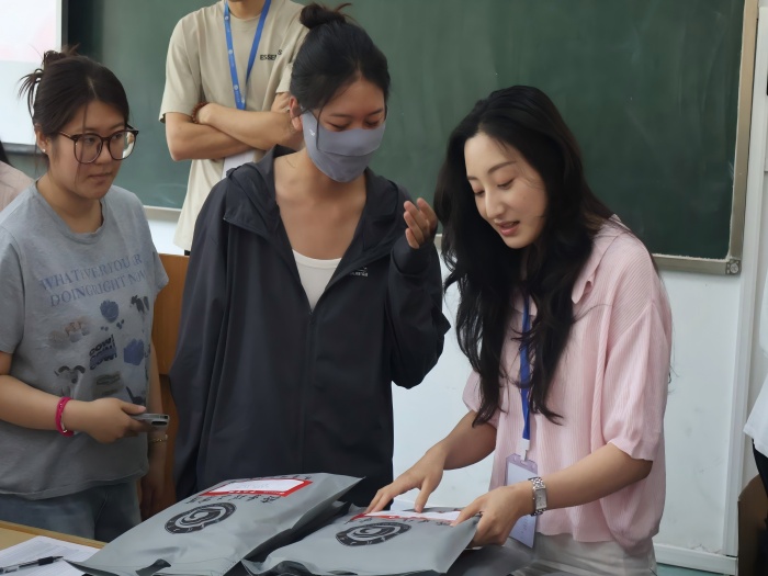 1749704900243464.jpg 4尹院长和毕业生.jpg