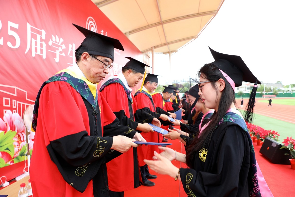 7.学位授予仪式合影、拨穗 (2).JPG