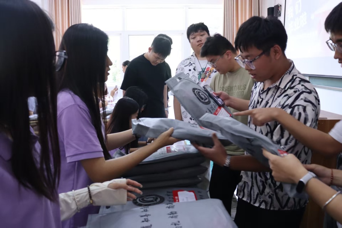 1750668052995299.jpg 学士服发放 (2).jpg